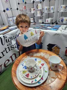 couleurs vives et des espaces volontairement aérés.